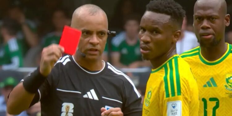 Árbitro brasileiro é obrigado a falar inglês para penalizar com cartão vermelho e vira meme nas redes, VEJA VÍDEO