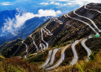A estrada histórica com 32 curvas em 'zigue-zague' a 3.400 metros de altitude da antiga Rota da Seda transformada em fronteira militar fechada