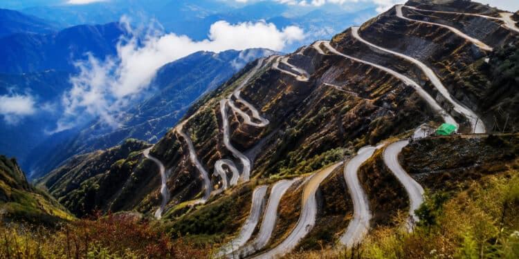 A estrada histórica com 32 curvas em 'zigue-zague' a 3.400 metros de altitude da antiga Rota da Seda transformada em fronteira militar fechada