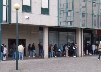 Imigrantes fazem fila à espera de atendimento no Porto em 2025 FOTO: Gian Amato/Portugal Giro/O Globo