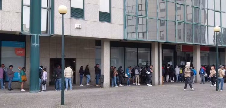 Imigrantes fazem fila à espera de atendimento no Porto em 2025 FOTO: Gian Amato/Portugal Giro/O Globo
