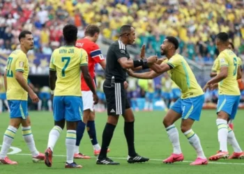 Daily Mail disse que a escolha do árbitro foi feita em meio a teorias da conspiração de que o torneio é ‘fraudado’ –
Foto: Reprodução / Jogada10