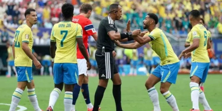 Daily Mail disse que a escolha do árbitro foi feita em meio a teorias da conspiração de que o torneio é ‘fraudado’ –
Foto: Reprodução / Jogada10