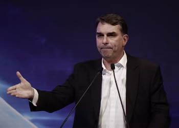 O senador Flávio Bolsonaro (PL-RJ), pré-candidato à Presidência, em debate na CNI — Foto: Cristiano Mariz/Agência O Globo
