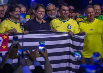 O presidente da Alesp, Andre do Prado, Tarcísio de Freitas, Padre Kelmon, Flávio Bolsonaro e
Guilherme Derrite, durante evento dp PL em Guarulhos de lançamento da pré-candidatura de
Prado ao Senado - Marlene Bergamo - 20.jun.2026/Folhapress