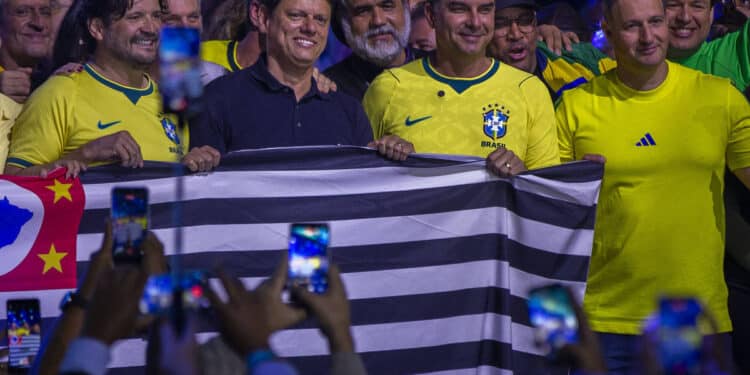 O presidente da Alesp, Andre do Prado, Tarcísio de Freitas, Padre Kelmon, Flávio Bolsonaro e
Guilherme Derrite, durante evento dp PL em Guarulhos de lançamento da pré-candidatura de
Prado ao Senado - Marlene Bergamo - 20.jun.2026/Folhapress