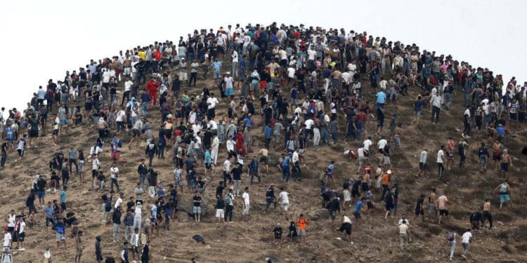 Pessoas se reúnem no topo de uma colina próxima ao local de confrontos perto de Fnideq, na fronteira entre o Marrocos e a Espanha (ABDEL MAJID BZIOUAT/AFP)