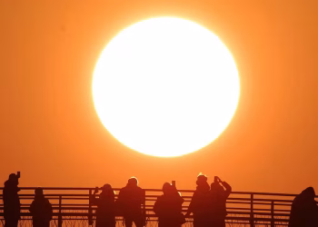 Pessoas tiram fotos do primeiro nascer do sol do ano em um parque em Seul, Coreia do Sul, em 1º de janeiro de 2023. — Foto: REUTERS/Kim Hong-Ji