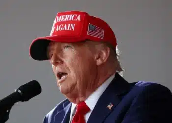 O candidato presidencial republicano e ex-presidente dos EUA, Donald Trump, durante comício em Juneau, Wisconsin • REUTERS