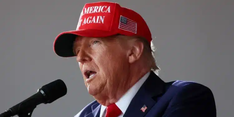 O candidato presidencial republicano e ex-presidente dos EUA, Donald Trump, durante comício em Juneau, Wisconsin • REUTERS