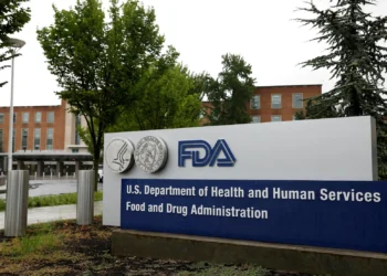 Placa da FDA em frente à sede da Administração de Alimentos e Medicamentos dos Estados Unidos (FDA, na sigla em inglês) em White Oak, Maryland, EUA 29/08/2020 REUTERS/Andrew Kelly