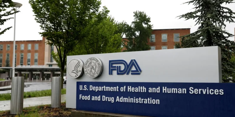 Placa da FDA em frente à sede da Administração de Alimentos e Medicamentos dos Estados Unidos (FDA, na sigla em inglês) em White Oak, Maryland, EUA 29/08/2020 REUTERS/Andrew Kelly