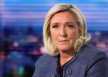 Marine Le Pen concede entrevista à TV TF1, da França, após ser declarada inelegível, em 31 de março de 2025 — Foto: Thomas Samson/Pool via Reuters