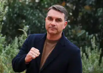O senador brasileiro Flávio Bolsonaro, filho do ex-presidente Jair Bolsonaro, posa para foto antes de uma entrevista à Reuters em Paris, França, em 10 de fevereiro de 2026. REUTERS/Sarah Meyssonnier