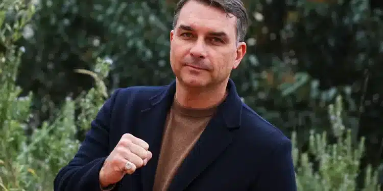 O senador brasileiro Flávio Bolsonaro, filho do ex-presidente Jair Bolsonaro, posa para foto antes de uma entrevista à Reuters em Paris, França, em 10 de fevereiro de 2026. REUTERS/Sarah Meyssonnier