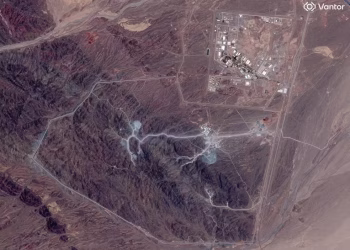 Imagem de satélite mostra a instalação nuclear de Natanz e a montanha Pickaxe, em 30 de junho de 2026 — Foto: Vantor/Handout via REUTERS