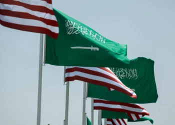 Bandeiras dos EUA e da Arábia Saudita ao longo de uma rodovia em Riad 12 de maio de 2025 REUTERS/Hamad I Mohammed