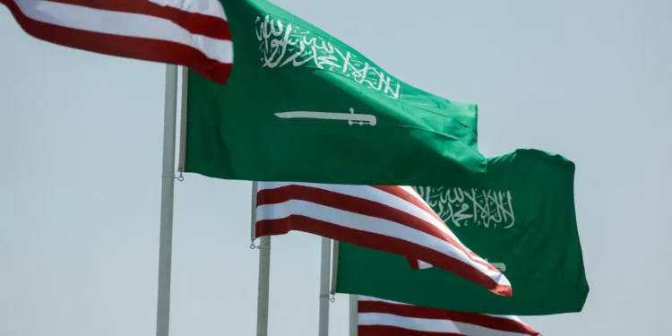 Bandeiras dos EUA e da Arábia Saudita ao longo de uma rodovia em Riad 12 de maio de 2025 REUTERS/Hamad I Mohammed