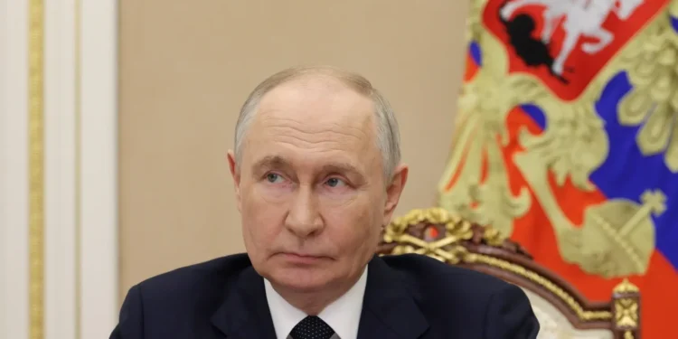 "A nossa força reside em que superamos sempre todas as dificuldades e todos os receios. E isso torna-nos mais fortes" disse Putin
PAVEL BYRKIN/SPUTNIK/KREMLIN POOL/EPA