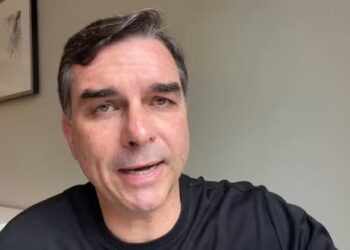 Live de Flávio Bolsonaro sobre participação em audiência promovida pelo Escritório do Representante de Comércio dos Estados Unidos — Foto: Reprodução/YouTube