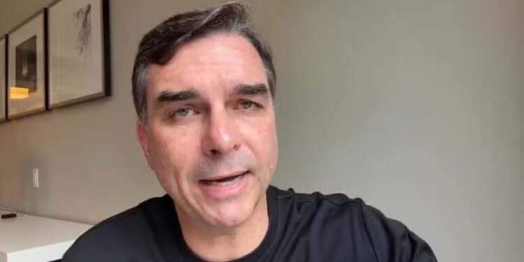 Live de Flávio Bolsonaro sobre participação em audiência promovida pelo Escritório do Representante de Comércio dos Estados Unidos — Foto: Reprodução/YouTube