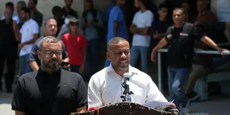 6.jul.2026 - Ismail al-Thawabta em coletiva que anunciou dissolução do órgão que governa Gaza
Imagem: Eyad Baba/AFP