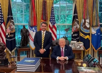 Flávio Bolsonaro se encontrou com Trump na Casa Branca no final de maio — Foto: Reprodução/Instagram/@FlavioBolsonaro via BBC