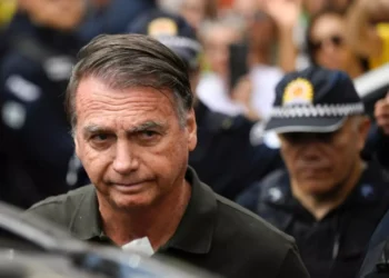 Polícia Federal esteve na residência onde Bolsonaro cumpre prisão domiciliar, nesta quarta-feira, 8
Foto: Reuters