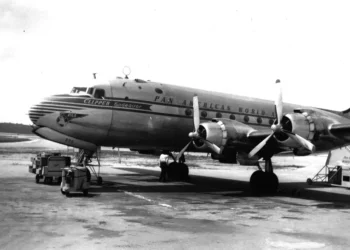O Pan Am Clipper Endeavor, um Douglas DC-4, antes de sua viagem final, em 1952. Os destroços foram localizados na costa de Porto Rico. Crédito: Pan Am Historical Foundation/John Johnson Collection