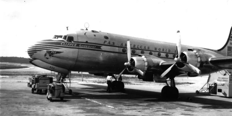 O Pan Am Clipper Endeavor, um Douglas DC-4, antes de sua viagem final, em 1952. Os destroços foram localizados na costa de Porto Rico. Crédito: Pan Am Historical Foundation/John Johnson Collection
