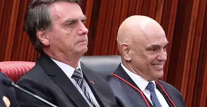 O presidente Jair Bolsonaro (a esq.), durante a cerimonia de posse do ministro Alexandre de Moraes no comando do TSE - 16/8/2022 | Foto: Antonio Augusto/STF