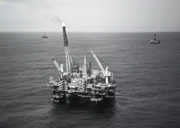 Plataforma de petróleo em alto-mar: tensão no Oriente Médio impulsiona os preços da commodity. (Germano Lüders/Exame)