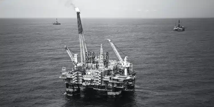 Plataforma de petróleo em alto-mar: tensão no Oriente Médio impulsiona os preços da commodity. (Germano Lüders/Exame)