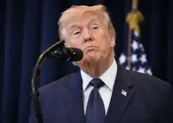 O presidente dos EUA, Donald Trump, durante coletiva de imprensa na Flórida nesta segunda-feira (9)  • Roberto Schmidt/Getty Images