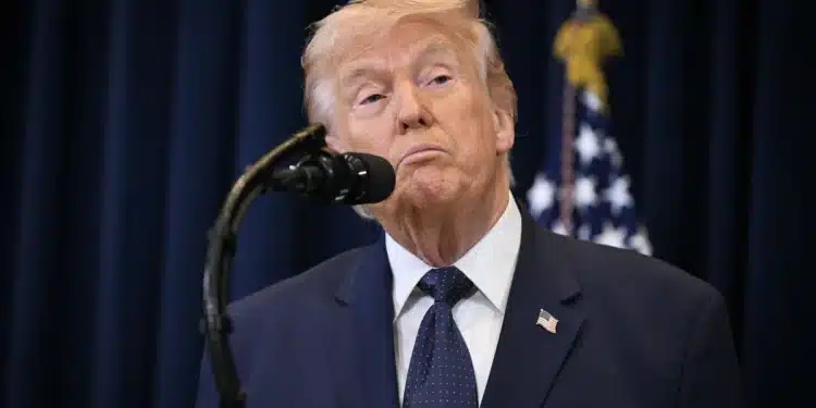 O presidente dos EUA, Donald Trump, durante coletiva de imprensa na Flórida nesta segunda-feira (9)  • Roberto Schmidt/Getty Images