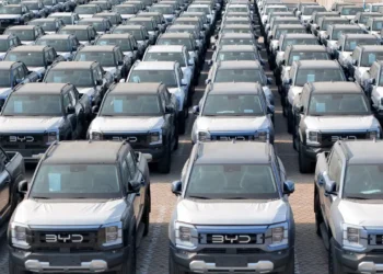 Picapes elétricas BYD Shark aguardam embarque para exportação no porto de Yantai, na província de Shandong, na
China, em 31 de março de 2026 (Getty/Getty Images)