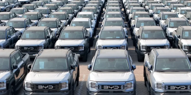 Picapes elétricas BYD Shark aguardam embarque para exportação no porto de Yantai, na província de Shandong, na
China, em 31 de março de 2026 (Getty/Getty Images)