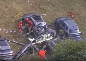 Helicóptero caiu em estacionamento de carros no Rio de Janeiro após o acidente
Reprodução/RECORD