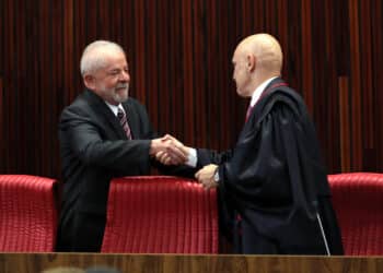 O presidente eleito, Luiz Inácio Lula da Silva e o presidente do TSE, Alexandre de Moraes, durante a cerimônia de diplomação na sede do TSE. Foto: Fábio Rodrigues Pozzebom/ABr