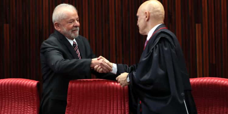 O presidente eleito, Luiz Inácio Lula da Silva e o presidente do TSE, Alexandre de Moraes, durante a cerimônia de diplomação na sede do TSE. Foto: Fábio Rodrigues Pozzebom/ABr