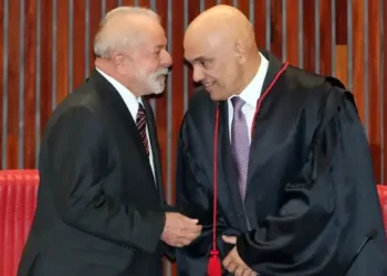 Os presidentes Lula (à esq.) e Alexandre de Moraes, do TSE (à dir.), durante cerimônia de diplomação do petista na Corte - 12/12/2022 | Foto: Fabio Rodrigues-
Pozzebom/Agência Brasil