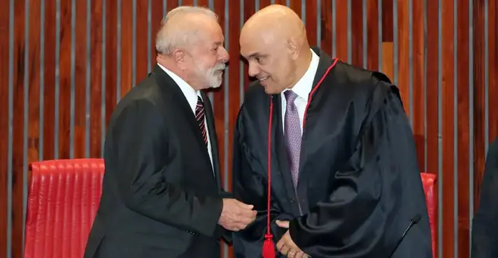 Os presidentes Lula (à esq.) e Alexandre de Moraes, do TSE (à dir.), durante cerimônia de diplomação do petista na Corte - 12/12/2022 | Foto: Fabio Rodrigues-
Pozzebom/Agência Brasil