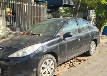 Carro estava estacionado na Rua Venezuela, no bairro Nações (Foto: Divulgação)