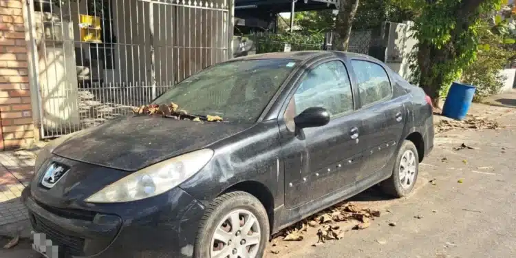Carro estava estacionado na Rua Venezuela, no bairro Nações (Foto: Divulgação)
