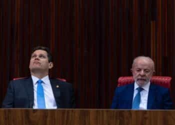 Davi Alcolumbre e Lula durante cerimônia no TSE — Foto: Brenno Carvalho / O Globo