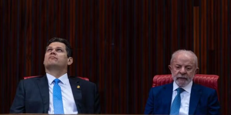 Davi Alcolumbre e Lula durante cerimônia no TSE — Foto: Brenno Carvalho / O Globo