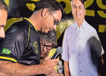 Flávio em vigília, no ano passado, em frente ao condomínio de Bolsonaro, um dos motivos que justificaram a decretação da prisão preventiva do ex-presidente — Foto: Brenno Carvalho/ 22-11-2025
