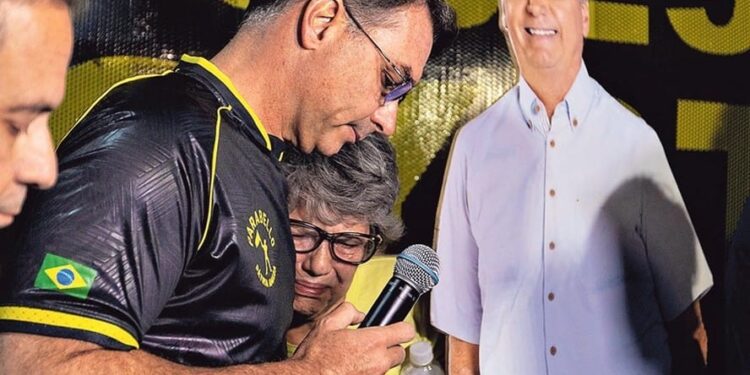 Flávio em vigília, no ano passado, em frente ao condomínio de Bolsonaro, um dos motivos que justificaram a decretação da prisão preventiva do ex-presidente — Foto: Brenno Carvalho/ 22-11-2025