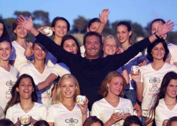 Gerald Marie, presidente da agência de modelos Elite, com as finalistas do concurso Model Look, em setembro de 2001, na cidade francesa de Nice - Pascal Guyot/AFP