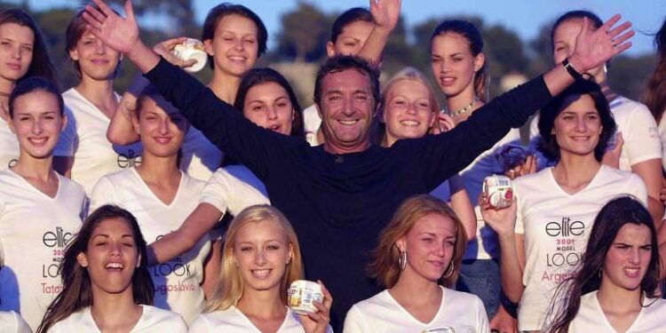 Gerald Marie, presidente da agência de modelos Elite, com as finalistas do concurso Model Look, em setembro de 2001, na cidade francesa de Nice - Pascal Guyot/AFP